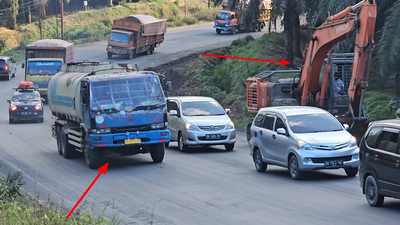 Supir Trailer Takut Menanjak.Jalan Bukit Kodok Di Perlebar,Excavator Ikut Menanjak.Truk Hino Mundur.
