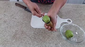 Tem que descascar o kiwi para comer?