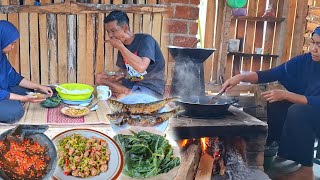Kegiatan sehari-hari di desa, masak oseng bunga pepaya tempe, ikan asin, sambel, daun pepaya rebus