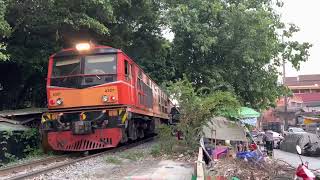 ดูรถไฟ ขบวน 351 Alsthom 4307 บริเวณโค้งชุมชนริมทางรถไฟ ธนบุรี| Thai Railway