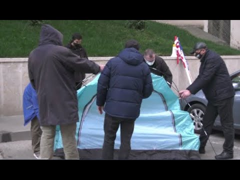 სამოქალაქო აქტივისტებმა ქვეყნის მთავარ საკანონდემლო ორგანოსთან კარვები გაშალეს