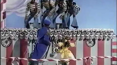Shari Robinson sings and dances to "On the Good Sh...