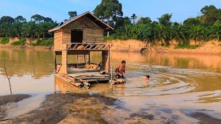 BERTAHAN HIDUP DI RUMAH APUNG BERSAMA ANAK DAN BERBURU KERANG DI LUBUK SUNGAI