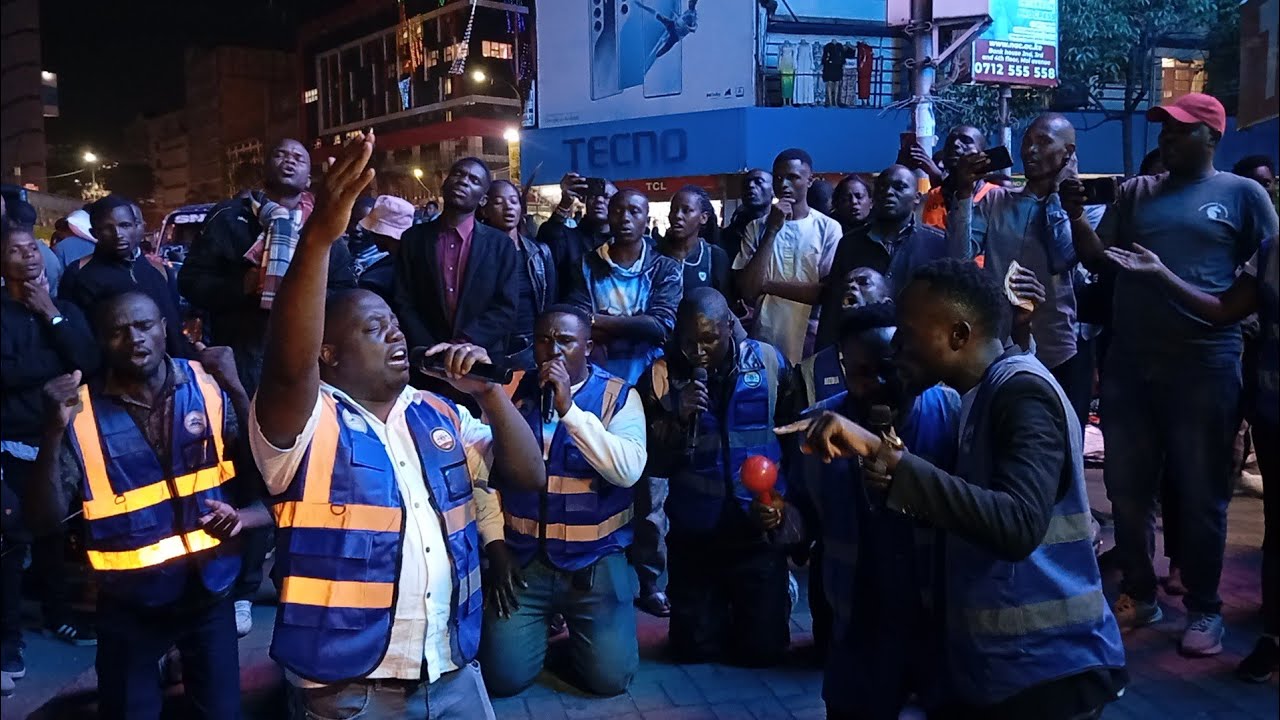 INTIMATE WORSHIP IN CBD STREET Najua BWANA Atatenda,Ni WEWE BWANA.Angalia BWANA ft Ali MUKHWANA.