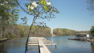 Virginia father dies, child rescued after kayak overturns on Lake Anna