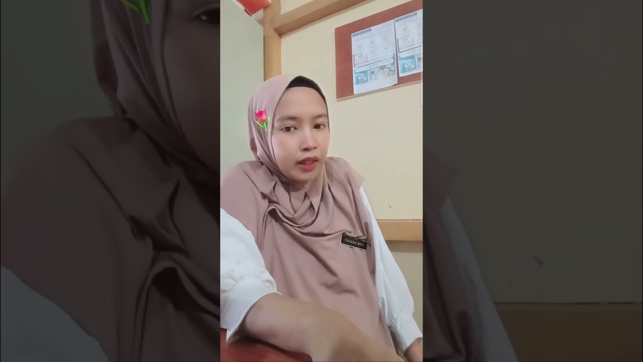 Беременная женщина с двойней демонстрирует свой живот стоя | прямая трансляция с беременной женщи...