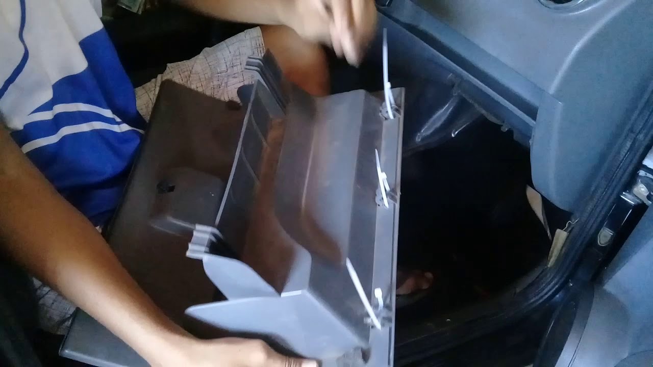 Consertando o porta luva do Gol G4