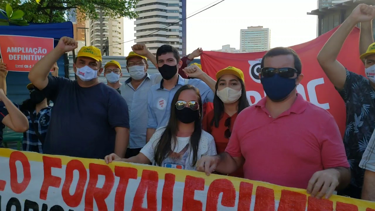 Manifestação de professores e aprovados em concurso da Ematerce pedindo  a convocação