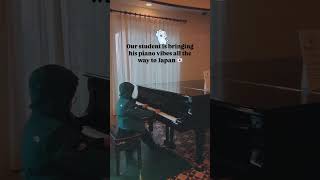 Never Forgets His Piano While Travelling Ohwwwww 