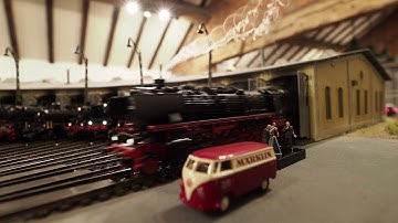 Trackside Roundhouse doors with Märklin BR 44