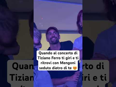 Video Quando al concerto di Tiziano Ferro ti giri e ti ritrovi con Mengoni seduto dietro di te