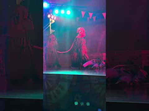 【USJ ホラーナイト】一般人風の女性がゾンビ達に襲われて殺されてしまう【ユニバ】