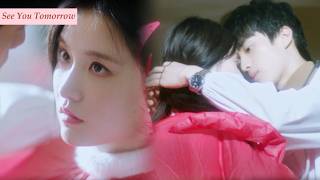 Aloof god leans to tie Cinderella's hair.As his fingers brush her hair, the CEO's heart races wildly screenshot 3