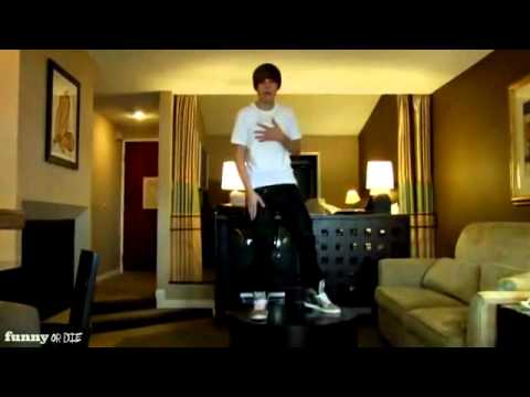 Justin Bieber Se Cae De Una Mesa