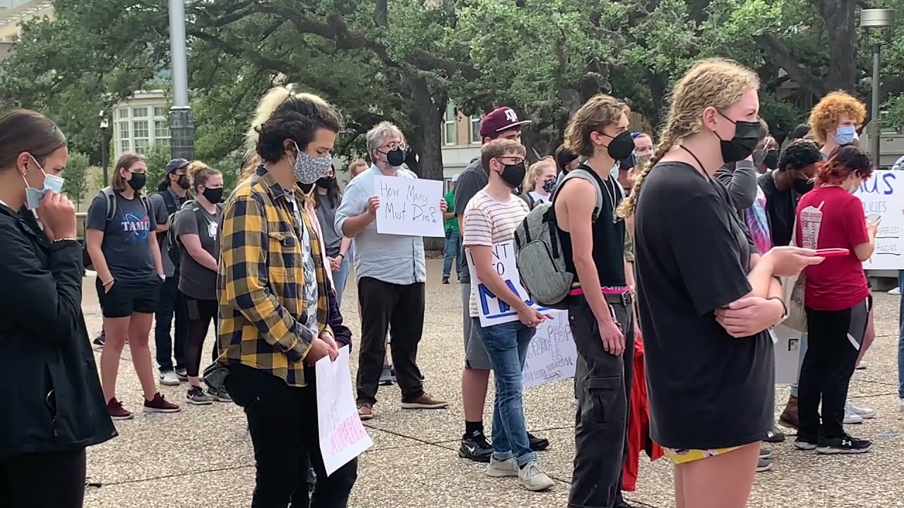 Texas A&M Students Protest Lack of COVID-19 Precautions on Campus