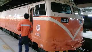 2022/02/04 原756次莒光號本務機E201號電力機車頭解連 666次莒光號本務機E203號電力機車頭升弓開機啟動 彰化站