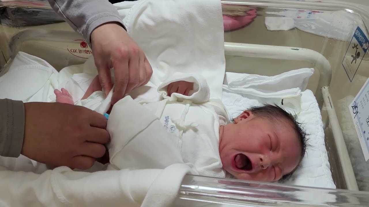 아빠의 첫 기저귀갈기에 화답하는 물대포 호떡이 생후 3일차 (2022.02.23.)