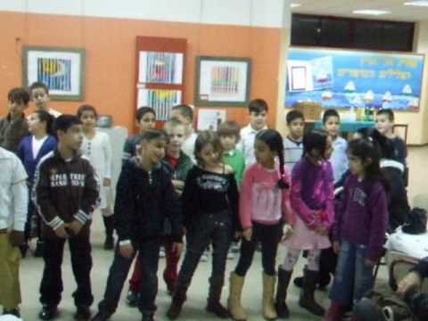 ביה"ס פרדס צפוני-ילדי א'1 והמורה סיגל במסיבת חנוכה 10.12.2009