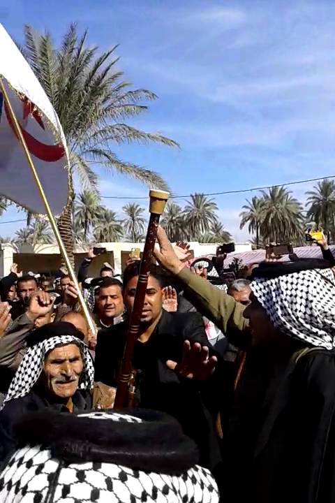 عراضة عشيرة ال عمار العبوده الفرات الاوسط يتقدمها الشيخ سامي ابو مرتضى العماري) في فاتحة المرحوم عبد