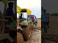 johan deere खेत मे लेव लगते समय फस गई दो दो ट्रेक्टर से भी नहीं निकली ##शॉर्ट वीडियो वायरल ##