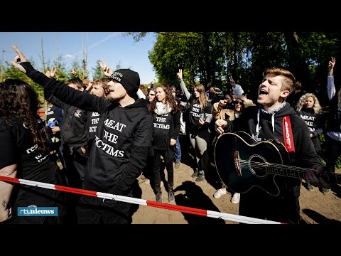 Ruim 200 activisten bezetten varkensboerderij in Boxtel - RTL NIEUWS