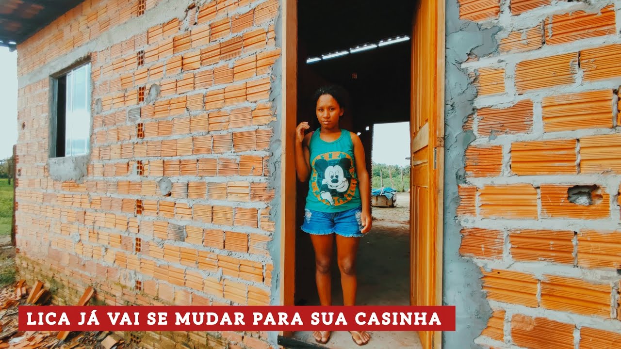GRAÇAS A DEUS. LICA já vai se mudar para sua casinha, já colocamos porta e janela.