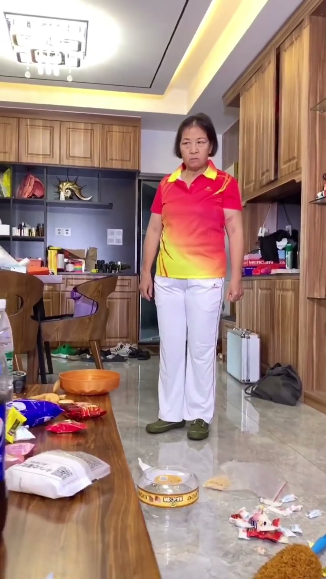 Too Funny! The Devil Mother's Cosplay Costume Was Hidden!