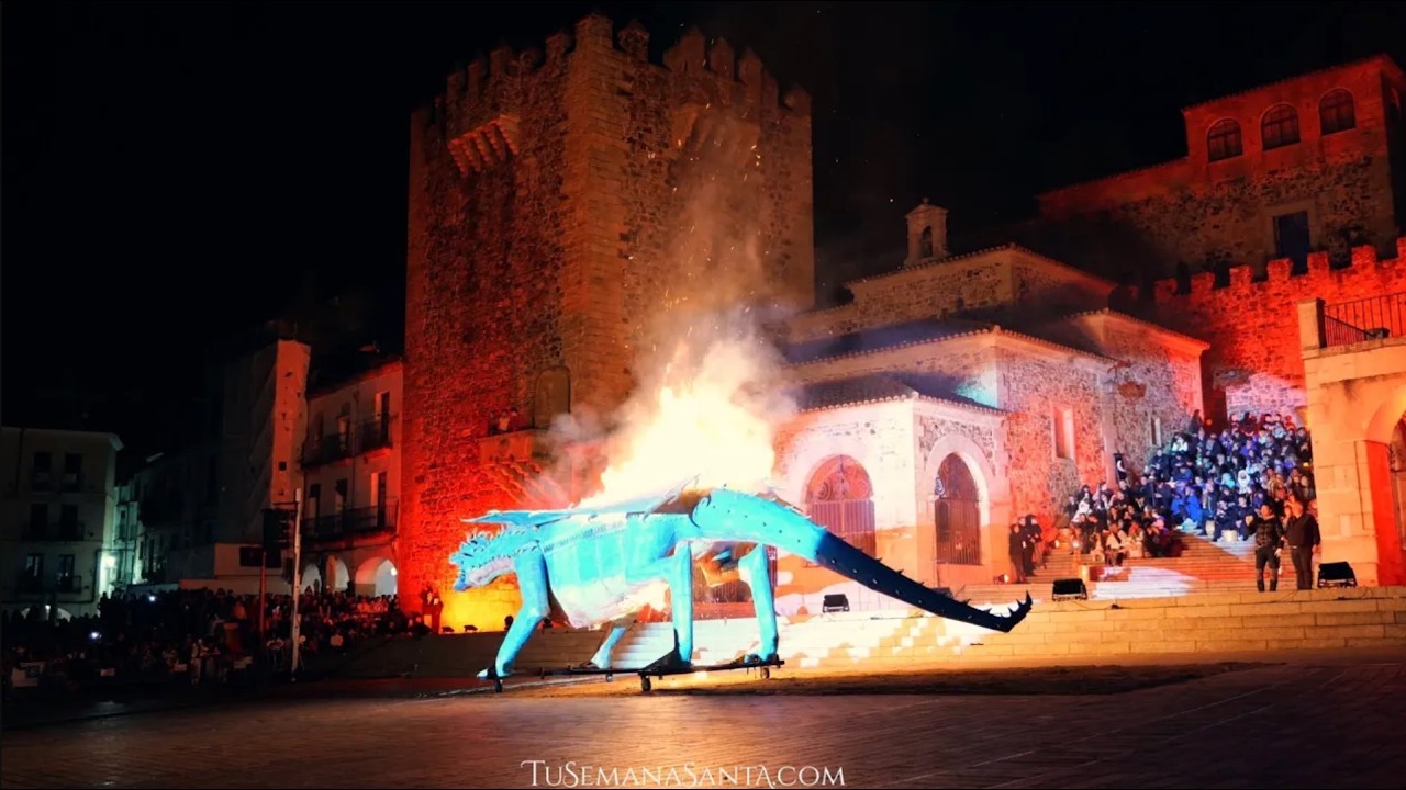 Desfile, representación y quema del Dragón de San Jorge desde la Plaza ...