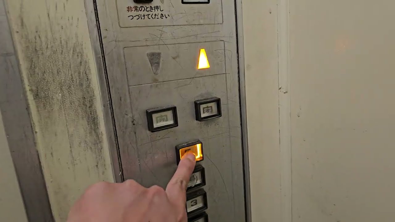 これは古い！50年前の日立製エレベーター
