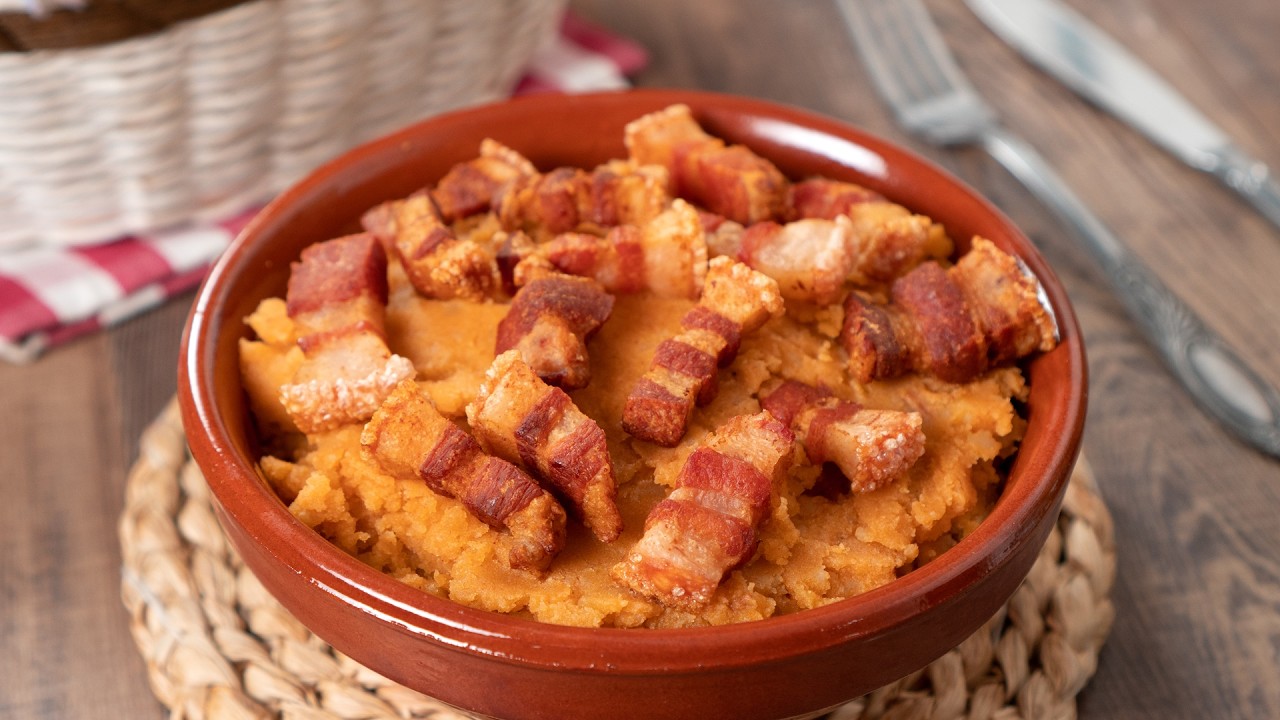 PATATAS REVOLCONAS: La Receta Tradicional con Torreznos Crujientes 🥓