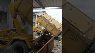 Download Lagu proses menaikkan bak sampah ke atas truck😱 #fyp #shorts MP3