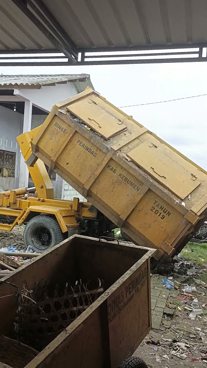 proses menaikkan bak sampah ke atas truck😱 #fyp #shorts