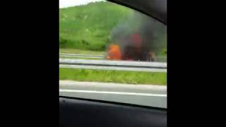 Zapalio se automobil na autoputu u blizni Vogošće