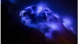 Indonesia: Cận cảnh núi lửa có dung nham màu xanh độc đáo