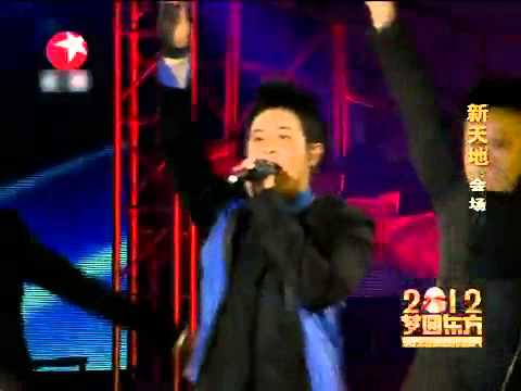 2012东方卫视跨年晚会：潘玮柏连唱两首亮相上海新天地