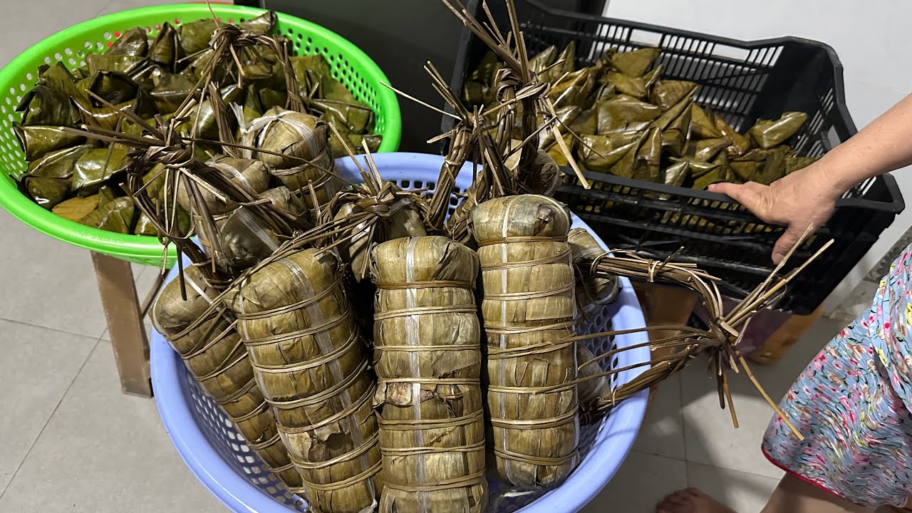 Cách gói bánh tét nhân thịt kiểu mới 2024