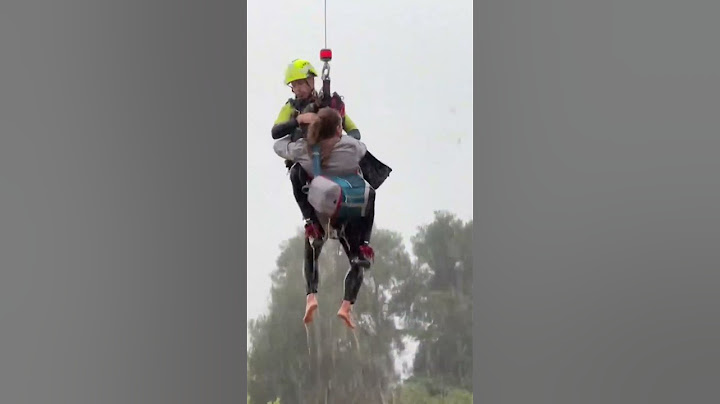 DANA EN VALENCIA | El rescate de una MUJER y sus MASCOTAS de su casa inundada por la tormenta
