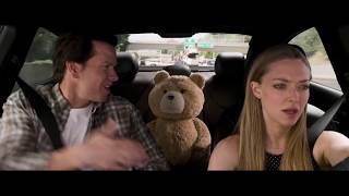 Ted fumando en el carro (Ted 2)
