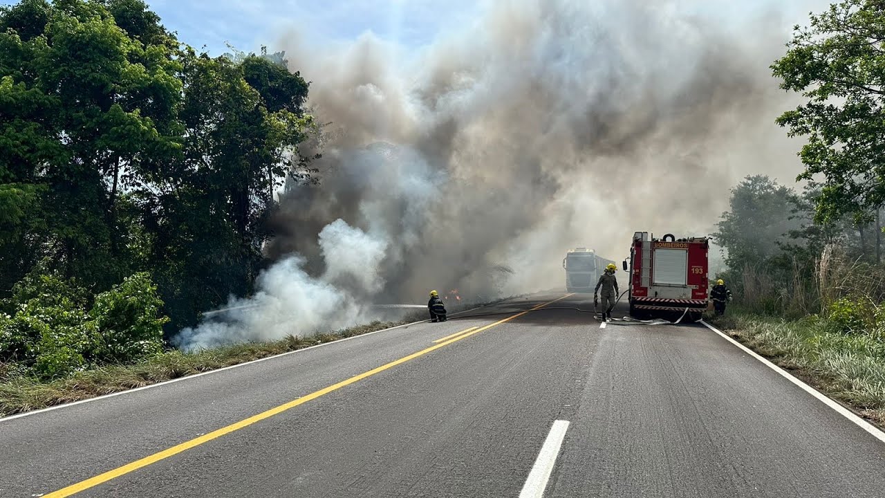 Carreta fica emperrada na ladeira da ponte grande em Mutuípe; veja