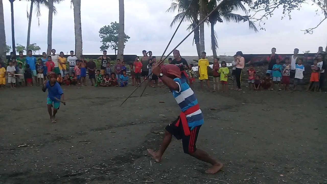 Kolaborasi cakalele ank kecil vs orang dewasa,  di desa oki lama kab.bursel