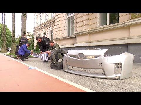 აქცია-პერფორმანსი ბათუმის მერიასთან