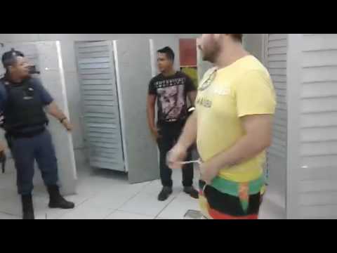 Casal GAY flagrado em banheiro público YouTube