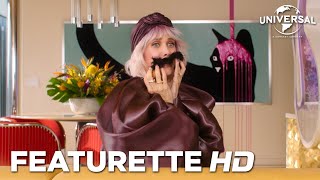 LA CASA DE MUÑECAS DE GABBY: LA PELÍCULA - Kristen Wiig sin límites
Kristen Wiig y Laila Lockhart Kraner hablan de Vera, la mala de LA CASA DE MUÑECAS DE GABBY: LA PELÍCULA.
LA CASA DE MUÑECAS DE GABBY: LA PELÍCULA se estrena el 17 de octubre exclusivamente en cines. Visita la web de Universal Pictures para descubrir más de la película: https://www.lacasademuñecasdegabby-lapelícula.es
DreamWorks Animation lleva un paso más allá su exitosa serie de animación en streaming para convertirla en su primera aventura cinematográfica con LA CASA DE MUÑECAS DE GABBY: LA PELÍCULA.
Desde el estreno de la serie La casa de muñecas de Gabby en 2021, los niños de todo el mundo han disfrutado de una gatástica fiesta continua con Gabby y sus amigos en Netflix. Creada por las aclamadas narradoras Traci Paige Johnson y Jennifer Twomey, La casa de muñecas de Gabby es una serie que combina animación y acción real y en la que la protagonista abre una caja sorpresa antes de zambullirse por arte de magia en un fantástico mundo de animación lleno de adorables personajes felinos que viven dentro de su casa de muñecas.
En su adaptación cinematográfica, Gabby (Laila Lockhart Kraner, retomando su papel de la serie) decide irse de viaje con su abuela Gigi (la ganadora de cuatro Premios Grammy Gloria Estefan) rumbo a la maravillosa ciudad de Cat Francisco. Pero cuando la casa de muñecas de Gabby, su posesión más preciada, acaba en manos de Vera, una excéntrica dama obsesionada con los gatos (la nominada al Oscar® Kristen Wiig), Gabby emprende una aventura por el mundo real para volver a reunir a sus mininos y salvar la casa de muñecas antes de que sea demasiado tarde.
La película cuenta con un estelar elenco de cómicos en VO que incluye a las estrellas de Saturday Night Live Ego Nwodim, Kyle Mooney y Melissa Villaseñor, así como al nominado al Emmy Thomas Lennon (Reno 911!, Padre Made in USA), Jason Mantzoukas (Invencible, Big Mouth) y Fortune Feimster (Fortune Feimster: Crushing It, Velma). El aclamado reparto en VO retoma sus papeles como Pandy, Yogato, Muffin, DJ Capucha, Bebé Box, Siregata y más.
LA CASA DE MUÑECAS DE GABBY: LA PELÍCULA está dirigida por Ryan Crego (productor ejecutivo de Home: Las aventuras de Tip y Oh, Mi querido Arlo), nominado en los Emmy Infantiles y Familiares por su largometraje televisivo Arlo, el chico caimán. La película está producida por Steven Schweickart, que ha ejercido de supervisor de producción o coproductor en algunas de las películas más taquilleras de DreamWorks Animation: Cómo entrenar a tu dragón, Los Croods. Una aventura prehistórica y, más recientemente, Kung Fu Panda 4, que recaudó casi 500 millones de dólares en todo el mundo.Cuenta con la producción ejecutiva de Jennifer Twomey y Traci Paige Johnson, y está basada en la serie La casa de muñecas de Gabby, creada por ambas.
En 2024, según la compañía de medición de audiencias Nielsen, La casa de muñecas de Gabby fue la novena serie original de streaming más vista. Netflix ha decidido ampliar este universo hasta un total de 100 episodios y, con ese objetivo en el horizonte, la temporada 11 se estrenó en la plataforma en febrero de 2025.
Alentando a los niños a crecer y desarrollar sus habilidades, los episodios repletos de actividades de La casa de muñecas de Gabby fomentan la flexibilidad mental y la capacidad de aprender de nuestros errores. La serie ha estado en la lista de los 10 programas más vistos de Netflix en 63 países y se ha convertido en una marca preescolar de superéxito en todo el mundo, inspirando una galardonada colección de juguetes, publicaciones, artículos para el hogar, prendas y más, además de contar con su propia banda sonora, una aplicación para dispositivos móviles muy bien valorada por los usuarios y un canal de YouTube en constante crecimiento que visitan millones de fans cada semana. Además, La casa de muñecas de Gabby sigue expandiendo su presencia a través de los parques temáticos de Universal Destinations & Experiences, experiencias globales con fans, eventos en vivo y más.
GÉNERO: Aventura de animación
REPARTO: Laila Lockhart Kraner, Kristen Wiig, Gloria Estefan, Thomas Lennon, Jason Mantzoukas, Ego Nwodim, Kyle Mooney, Melissa Villaseñor y Fortune Feimster
BASADA EN: La casa de muñecas de Gabby, una serie creada por Jennifer Twomey y Traci Page Johnson
DIRECTOR: Ryan Crego
PRODUCTOR: Steven Schweickart
PRODUCTORES EJECUTIVOS: Jennifer Twomey, Traci Paige Johnson
Descubre aquí más estrenos de cine de Universal Pictures para 2025: https://b.link/Estrenos2025_YTplaylist
Visítanos en Facebook: https://www.facebook.com/universalpicturesspain
Visítanos en Facebook DreamWorks: https://www.facebook.com/DreamWorksAnimationEspana
Visítanos en Twitter: https://twitter.com/Universal_Spain
Visítanos en Instagram: https://www.instagram.com/universal_spain/
Visítanos en TikTok: https://www.tiktok.com/@universal_spain
#LaCasaDeMuñecasDeGabby #UniversalPictures LA CASA DE MUÑECAS DE GABBY: LA PELÍCULA - Kristen Wiig sin límites