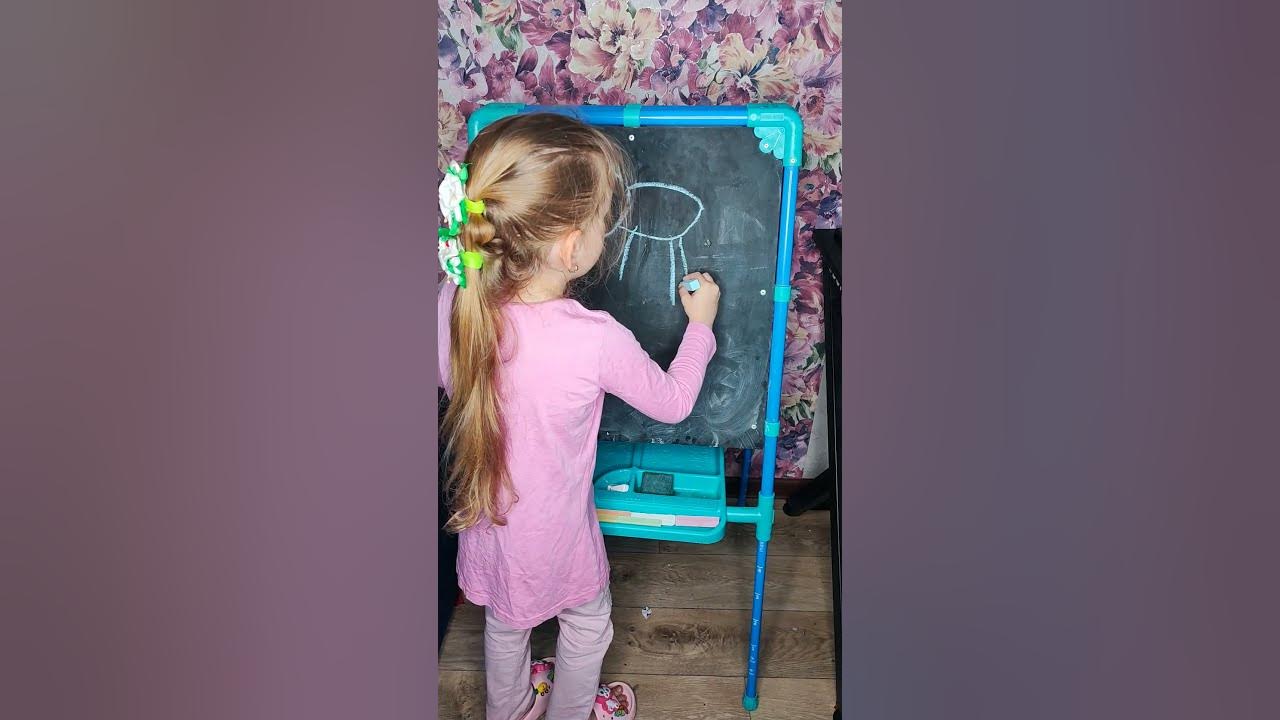 Рисуем красивую киску, киска мелом рисует ребенок #мелом #рисуем #дети ...