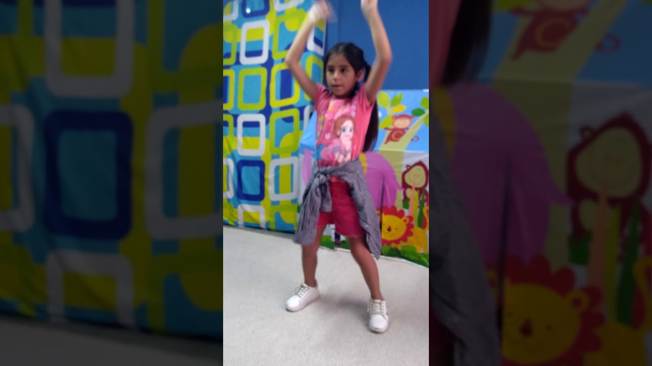 Niña bailando dura de daddy yankee - YouTube