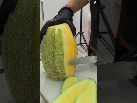 Pisau super tajam yang digunakan petani untuk mengupas buah melon dengan mudah #shorts