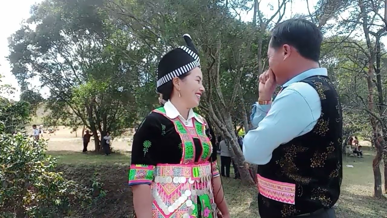 Tshua tooj xyooj thjab nkauj lug hawj hais kwv txhiaj