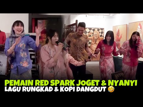 LUCUNYA PEMAIN RED SPARK NYANYI &amp; JOGET LAGU RUNGKAD &amp; KOPI DANGDUT 🤣