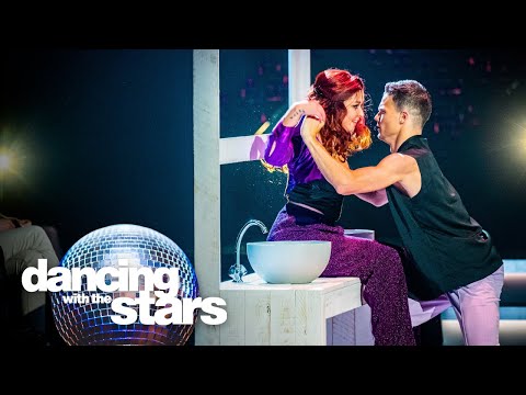 Lotte & Frank zetten hun eerste danspassen in een ontroerende rumba | Dancing With The Stars