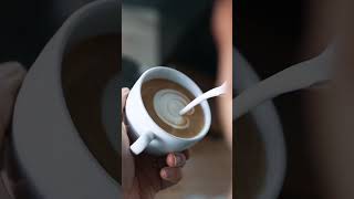 Latte Art Herz in Slow Motion! 